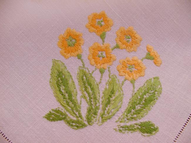 Charmante nappe brodée de primevères sauvages du Printemps