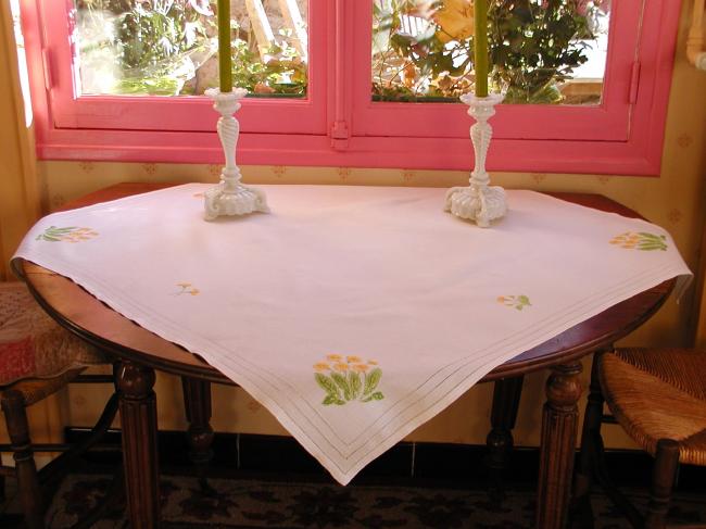 Charmante nappe brodée de primevères sauvages du Printemps