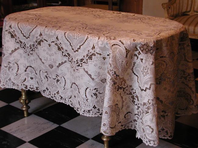 Magnificient tablecloth with entirely hand made Madeira embroideries