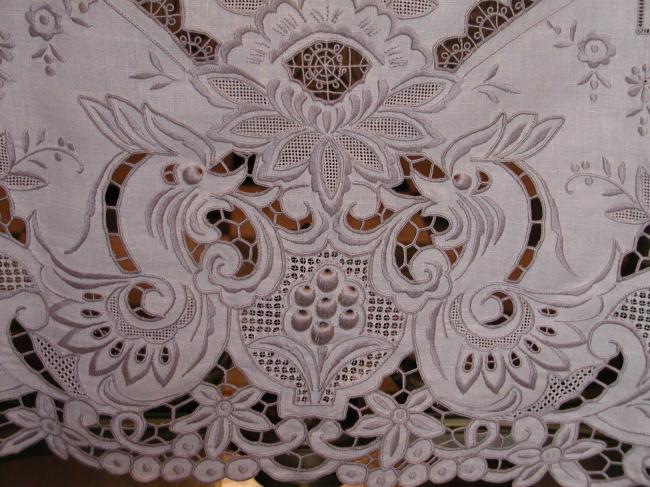 Magnificient tablecloth with entirely hand made Madeira embroideries