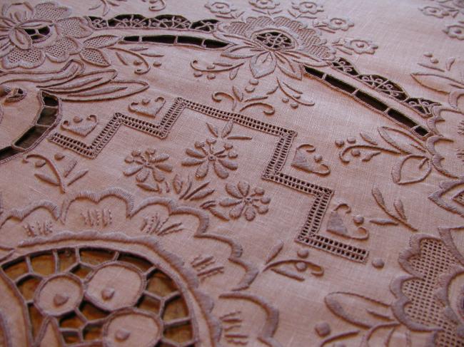 Magnificient tablecloth with entirely hand made Madeira embroideries