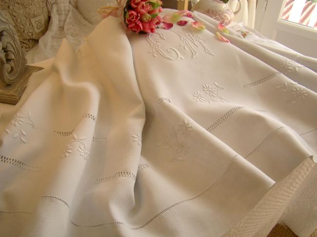 Très beau drap ancien brodé avec rivières ajourées et marguerites, chiffré CM