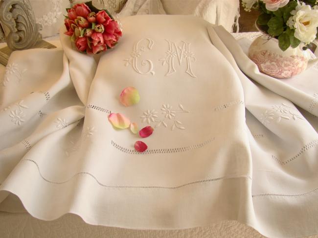 Très beau drap ancien brodé avec rivières ajourées et marguerites, chiffré CM