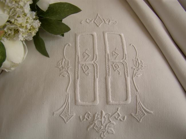 Joli drap ancien en toile épaisse, rivière ajourée et monogramme BB