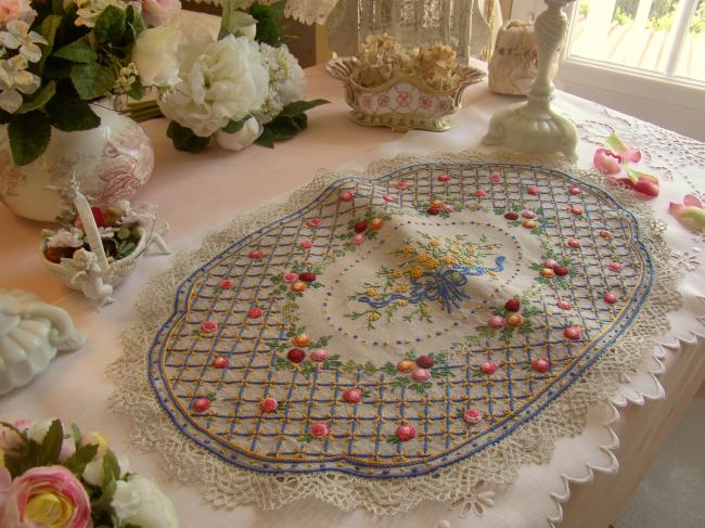 Somptueux centre de table brodé d'un bouquet de mimosa et dentelle