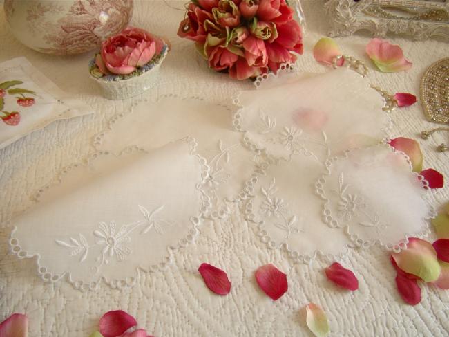 Romantique ensemble de 5 napperons ronds en voile brodé de fleurs