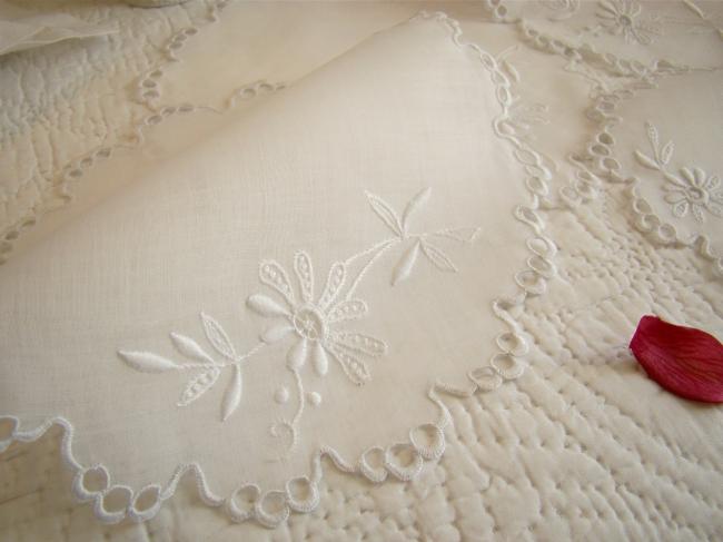 Romantique ensemble de 5 napperons ronds en voile brodé de fleurs