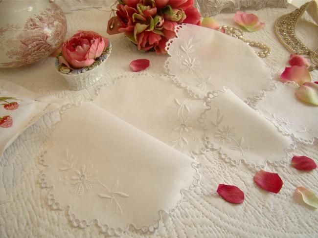 Romantique ensemble de 5 napperons ronds en voile brodé de fleurs