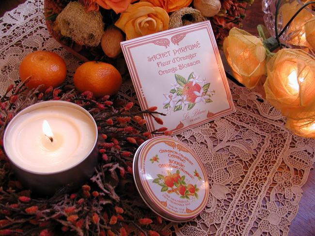 Adorable Sachet  parfumé à la fleur d'oranger, décor encadré Art Nouveau