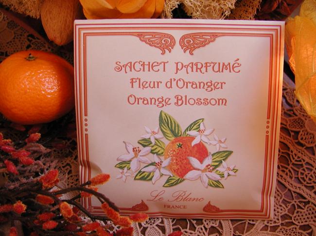 Adorable Sachet  parfumé à la fleur d'oranger, décor encadré Art Nouveau