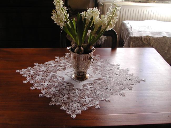 Superb table centre with very fine Teneriff lace