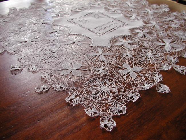 Superb table centre with very fine Teneriff lace