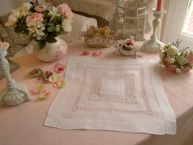 Superbe centre de table ajouré en broderie Ténériffe sur Pinã