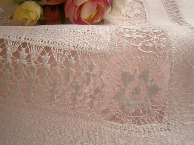 Superbe centre de table ajouré en broderie Ténériffe sur Pinã