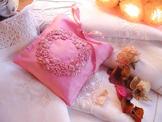 Luxueuse pochette de soie rose brodée d'un couronne de fleurs, parfumée lavande