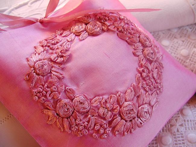 Luxueuse pochette de soie rose brodée d'un couronne de fleurs, parfumée lavande