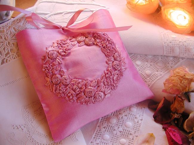 Luxueuse pochette de soie rose brodée d'un couronne de fleurs, parfumée lavande