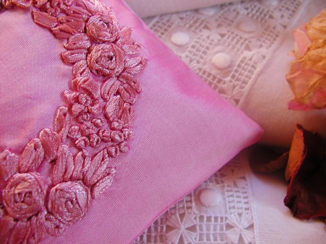 Luxueuse pochette de soie rose brodée d'un couronne de fleurs, parfumée lavande