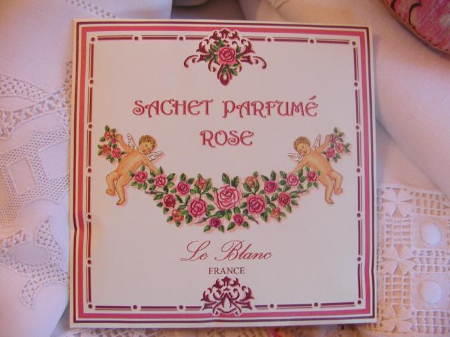 Adorable Sachet  parfumé à la Rose, décor encadré Art Nouveau