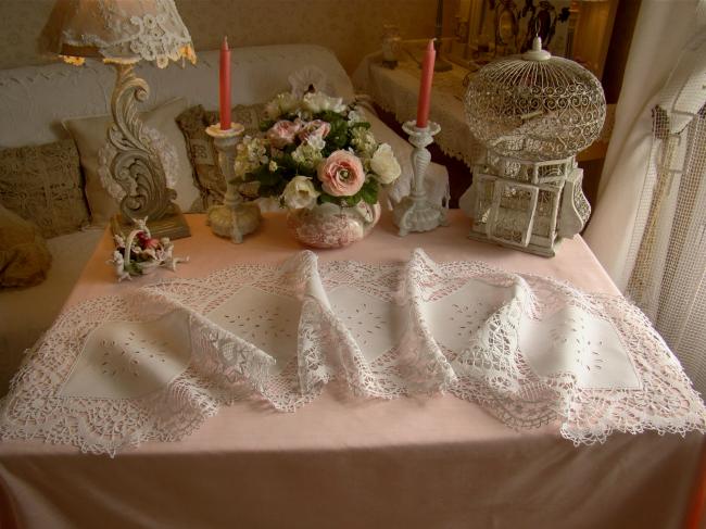 Superbe chemin de table en lin brodé et dentelle de Cluny aux fuseaux