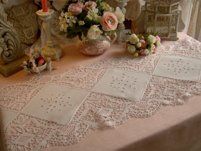 Superbe chemin de table en lin brodé et dentelle de Cluny aux fuseaux