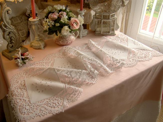 Superbe chemin de table en lin brodé et dentelle de Cluny aux fuseaux