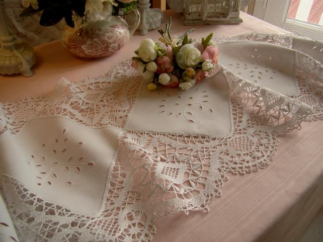 Superbe chemin de table en lin brodé et dentelle de Cluny aux fuseaux