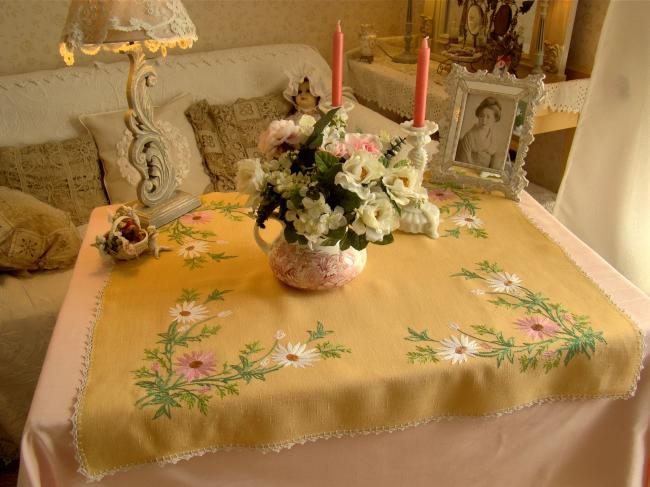 Adorable nappe de guéridon en lin melon brodé de marguerites 