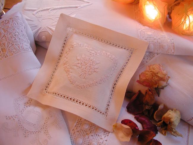 Charming lavender sachet with hand-embroidered heart of flowers (ecru)