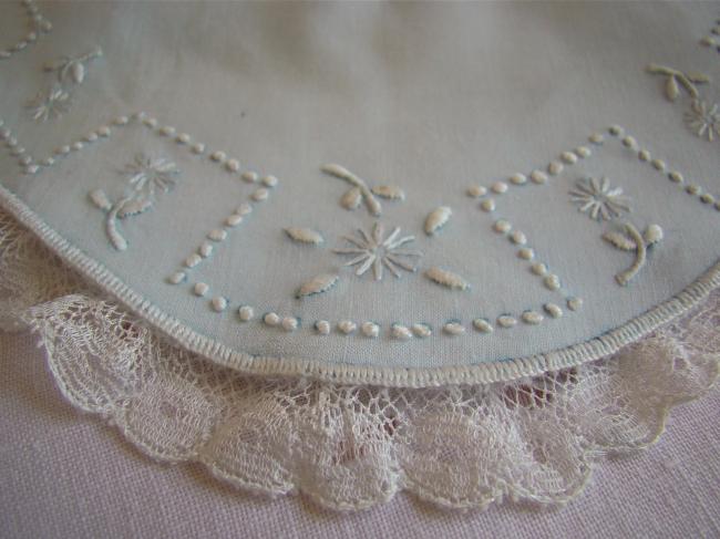 Joli bavoir de bébé en batiste bleu pâle brodé de fleurettes et dentelle