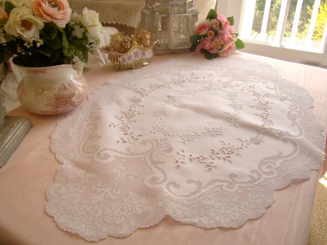 Merveilleux centre de table batiste de lin brodé de roses & motifs à fond ajouré