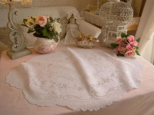 Merveilleux centre de table batiste de lin brodé de roses & motifs à fond ajouré