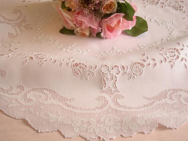 Merveilleux centre de table batiste de lin brodé de roses & motifs à fond ajouré