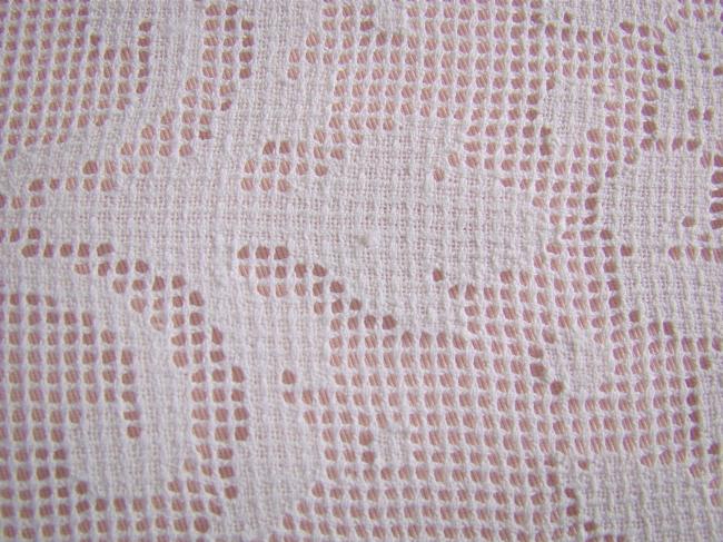 Merveilleux centre de table batiste de lin brodé de roses & motifs à fond ajouré