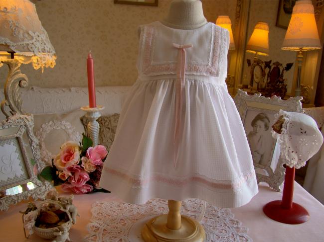 Adorable petite robe de bébé avec rubans roses 1950