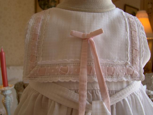 Adorable petite robe de bébé avec rubans roses 1950