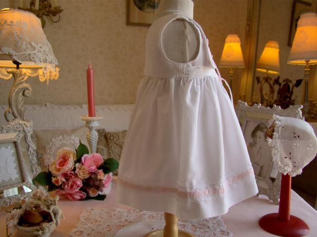 Adorable petite robe de bébé avec rubans roses 1950