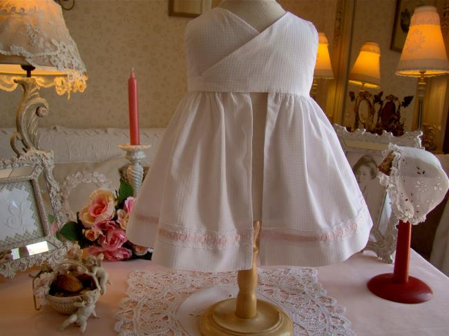 Adorable petite robe de bébé avec rubans roses 1950