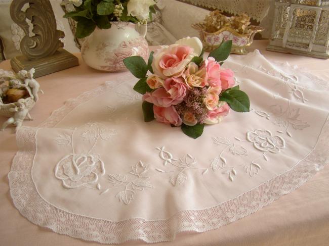 Magnifique centre de table en linon rebrodé de fleurs&dentelle de Valenciennes