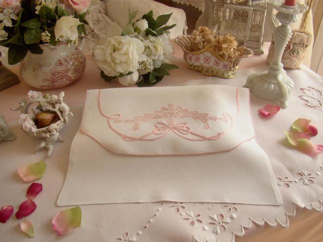 Romantique pochette brodée en lin, volutes de fleurs en clochettes et noeud