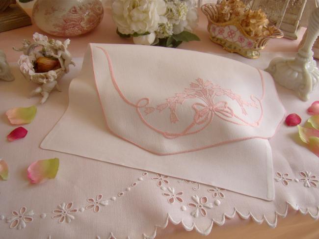 Romantique pochette brodée en lin, volutes de fleurs en clochettes et noeud