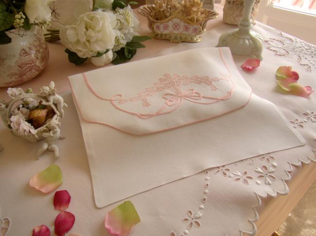 Romantique pochette brodée en lin, volutes de fleurs en clochettes et noeud