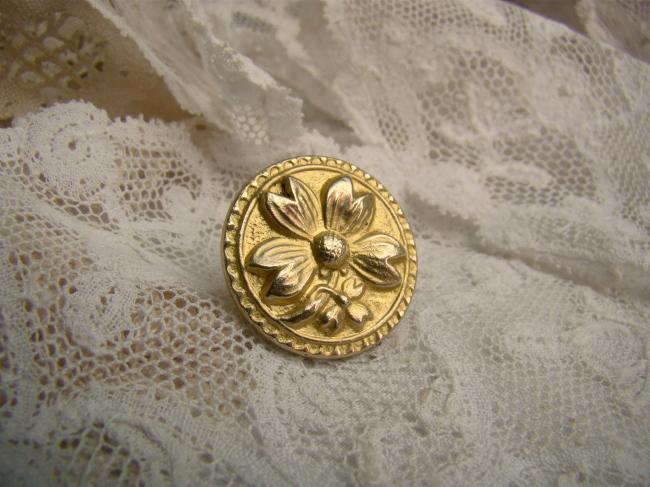 Superbe moyen bouton en laiton doré 'Marguerite' Perfectionné 1900 Ø 23mm