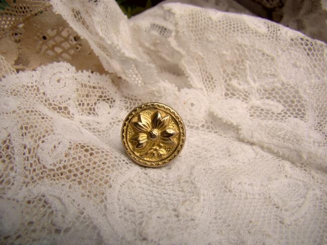 Superbe petit bouton en laiton doré 'Marguerite' Perfectionné 1900 Ø 17mm