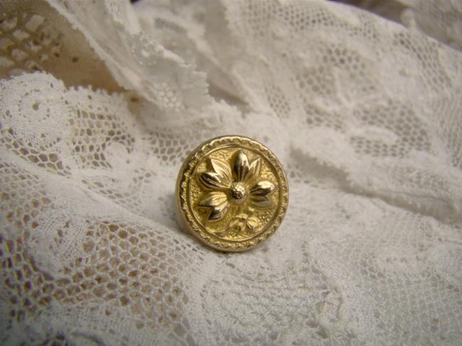 Superbe petit bouton en laiton doré 'Marguerite' Perfectionné 1900 Ø 17mm