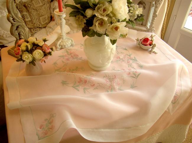 Romantique nappe en voile brodé d'une couronne de pois de senteurs vers 1950