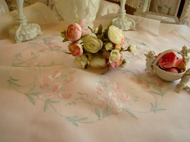 Romantique nappe en voile brodé d'une couronne de pois de senteurs vers 1950