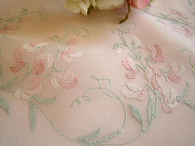 Romantique nappe en voile brodé d'une couronne de pois de senteurs vers 1950