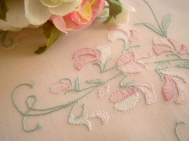 Romantique nappe en voile brodé d'une couronne de pois de senteurs vers 1950