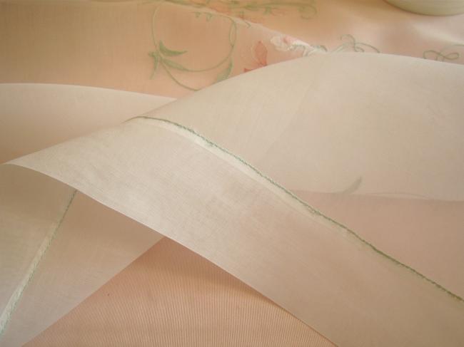 Romantique nappe en voile brodé d'une couronne de pois de senteurs vers 1950